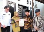 Sebanyak 10 sertipikat diserahkan secara simbolis, terdiri atas lima sertipikat Program Pendaftaran Tanah.